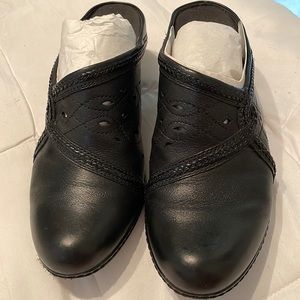 Clark’s black leather slip on mid heel mules with cutout detail size 8.5